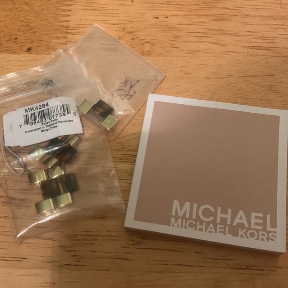 Michael Kors Gold watch with Tortoise face & detail - Picture 5 of 5